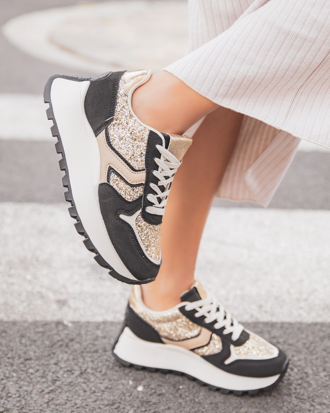 Zapatillas negras con plataforma y cordones mujer Marissa