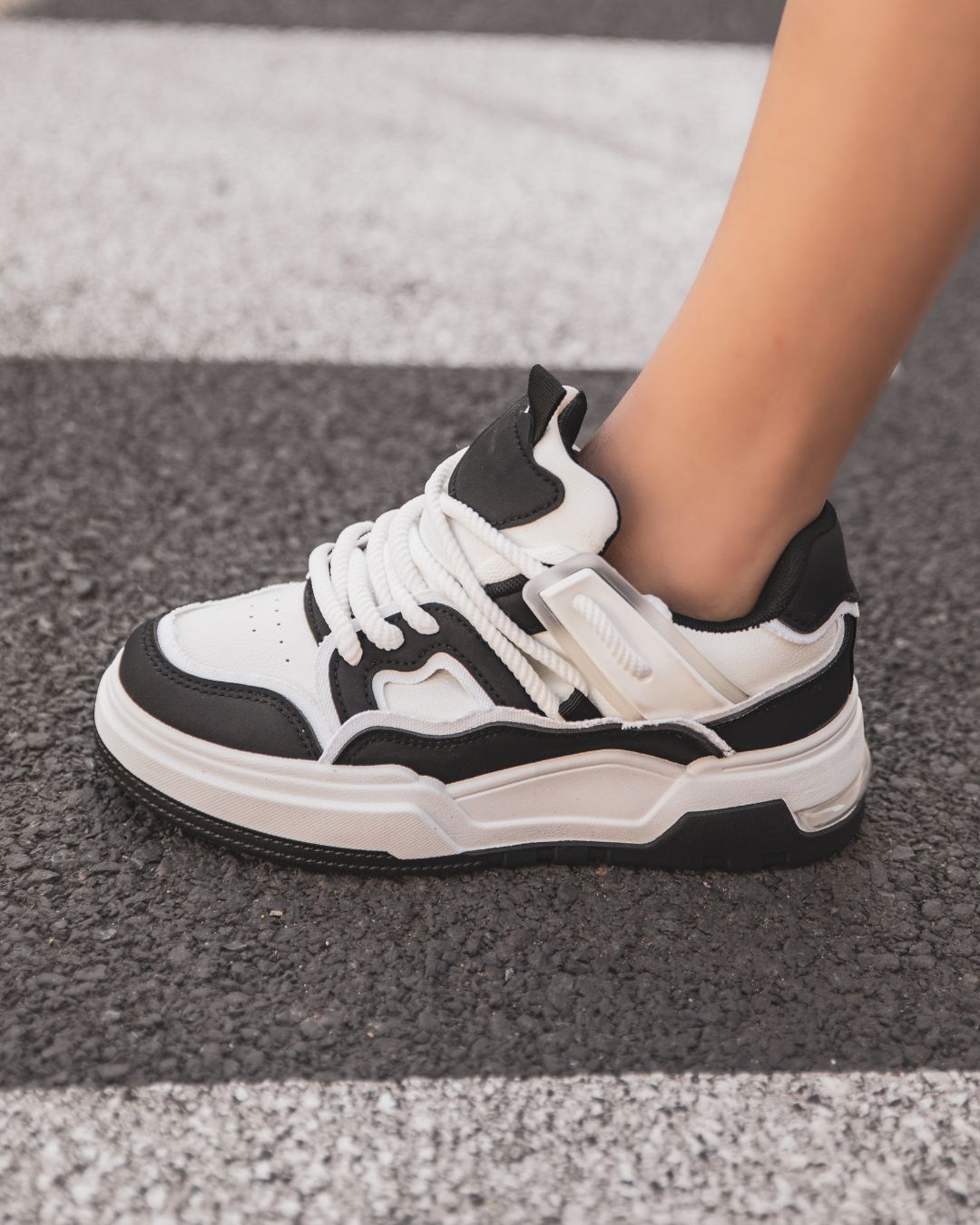 Zapatillas negras con plataforma mujer - Mila - Casualmode.es