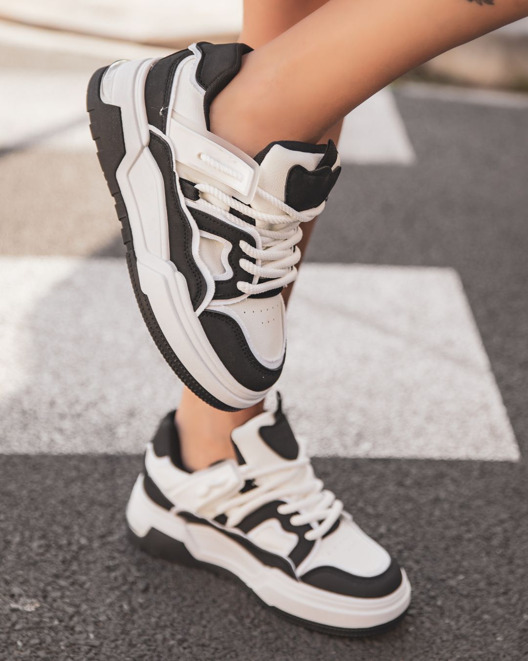 Zapatillas negras con plataforma mujer - Mila - Casualmode.es