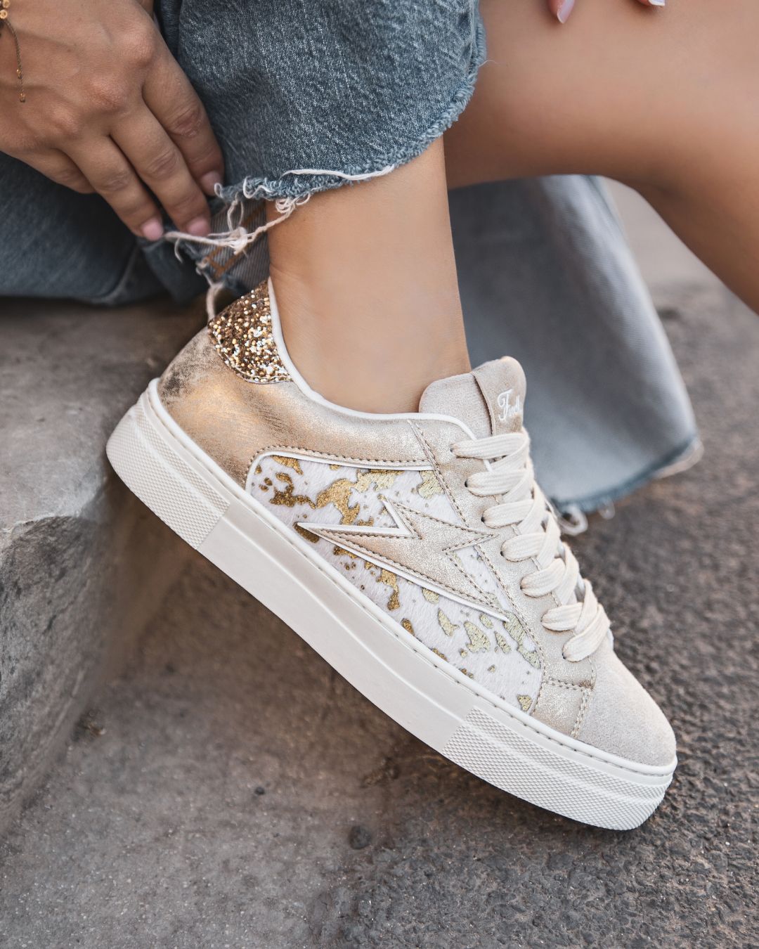 Zapatillas doradas mujer con cordones y motivos - Margot - Casualmode.es