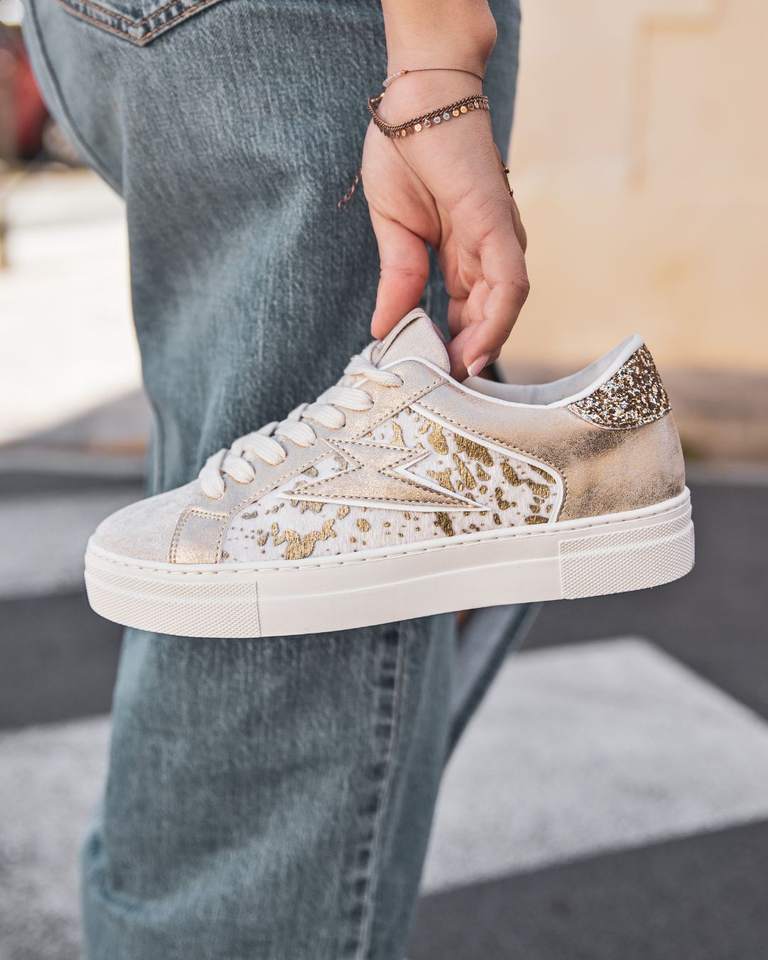 Zapatillas doradas mujer con cordones y motivos - Margot - Casualmode.es