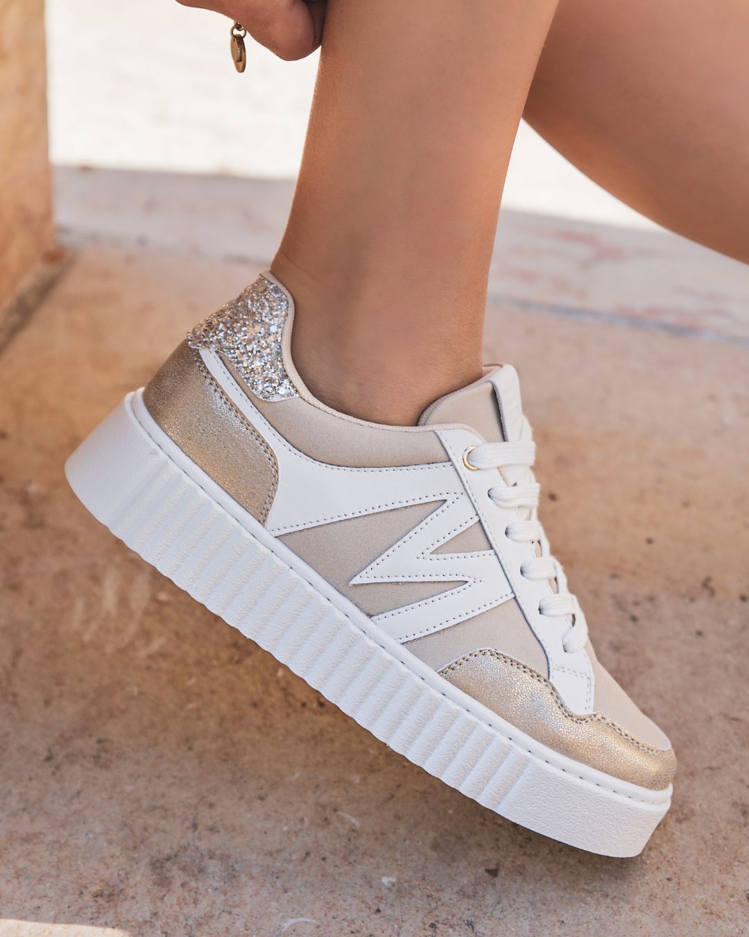 Zapatillas beige mujer con cordones - Aubrey - Casualmode.es
