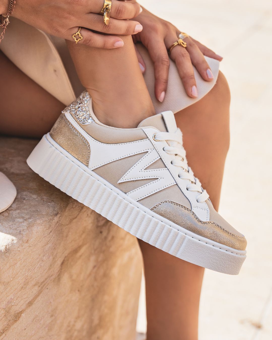 Zapatillas beige mujer con cordones - Aubrey - Casualmode.es