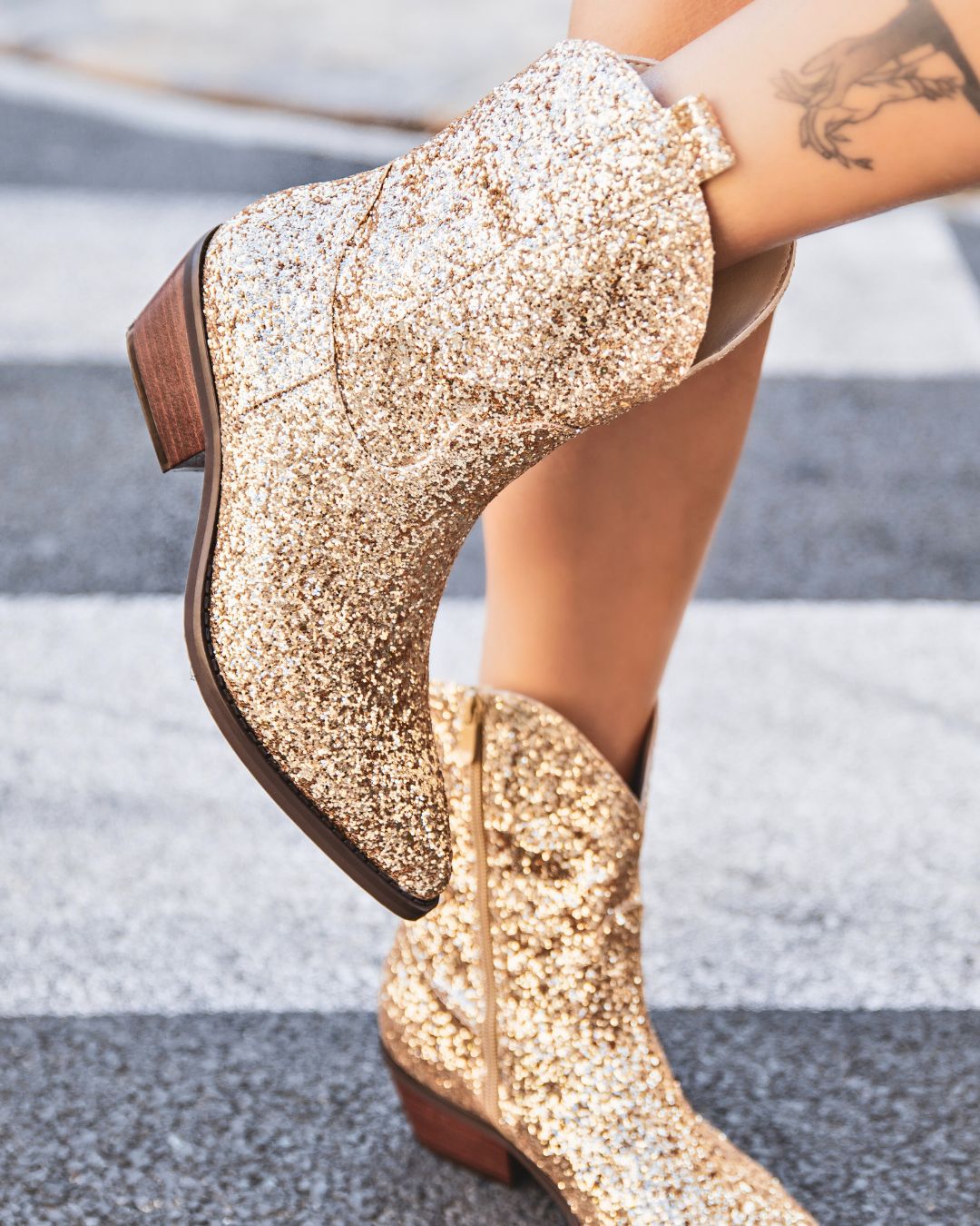 Botines camperos doradas mujer con tacón y lentejuelas - Olivia - Casualmode.es
