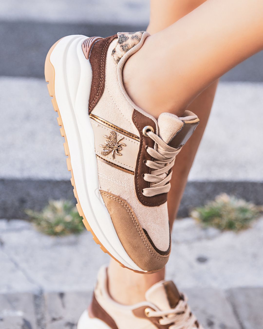 Zapatillas camel mujer con detalles dorados - Nova - Casualmode.es