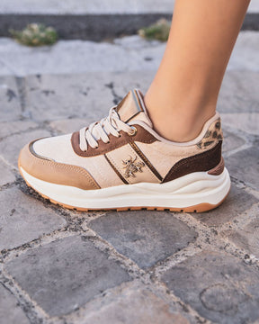 Zapatillas camel mujer con detalles dorados - Nova - Casualmode.es