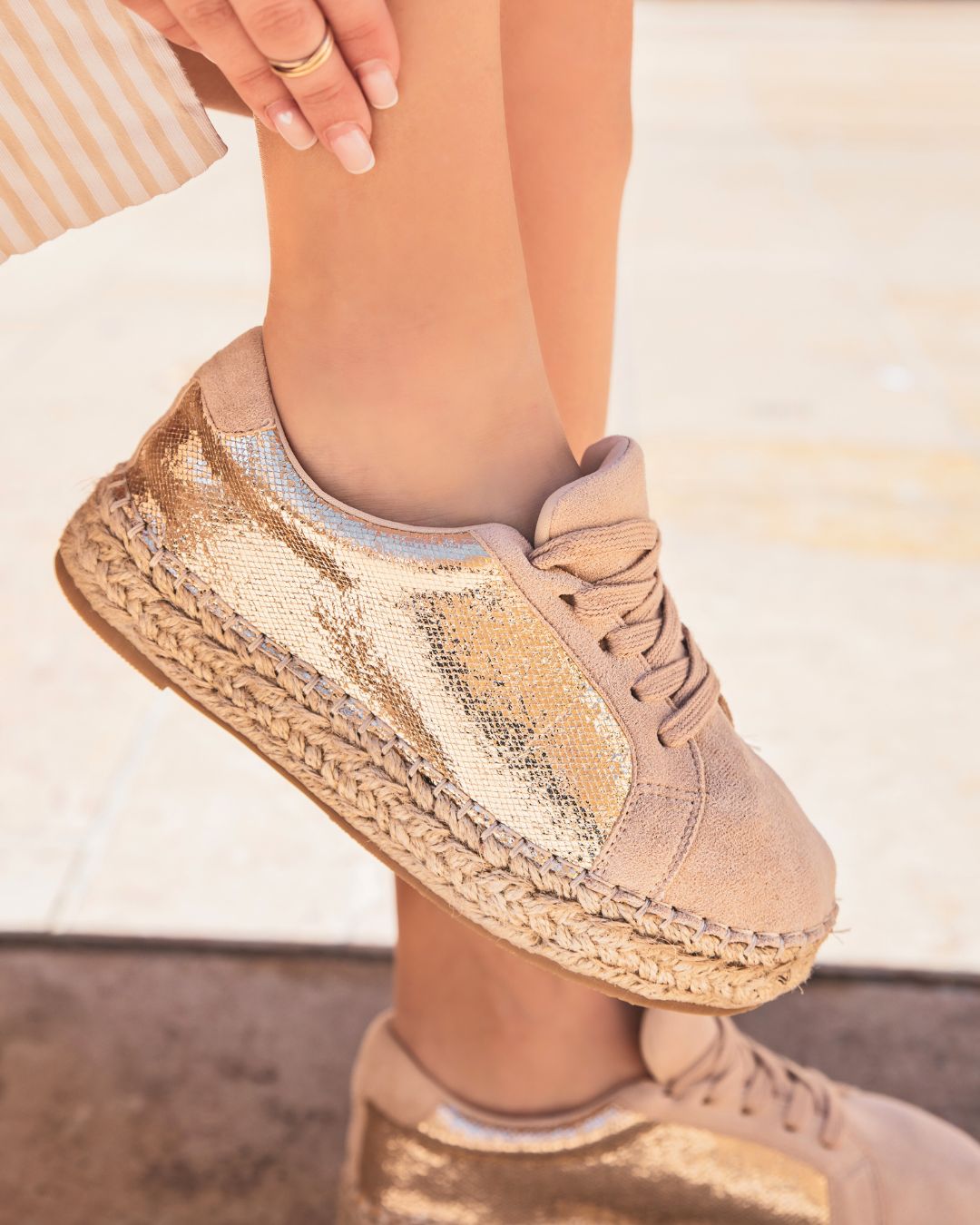 Zapatillas de mujer estilo alpargatas en beige y dorado con cordones - Jennifer - Casualmode.es