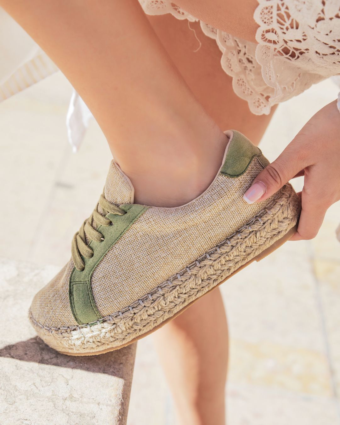 Zapatillas de mujer estilo alpargatas en beige y caqui con cordones - Jennifer - Casualmode.es