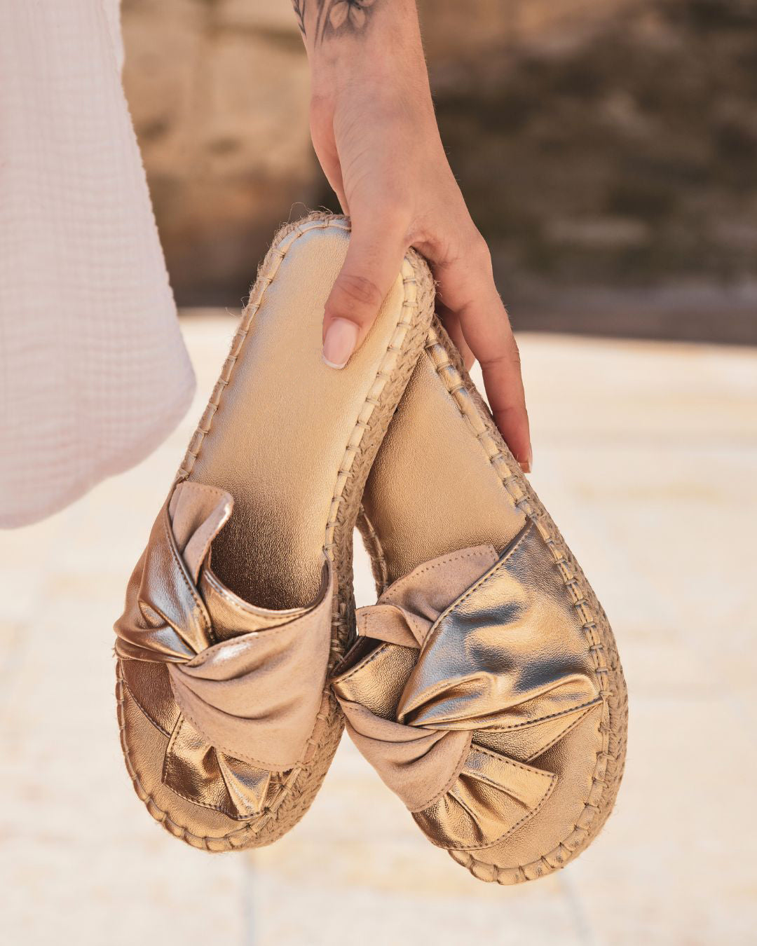 Sandalia de plataforma para mujer cómoda en tonos beige y dorado - Pénélope - Casualmode.es
