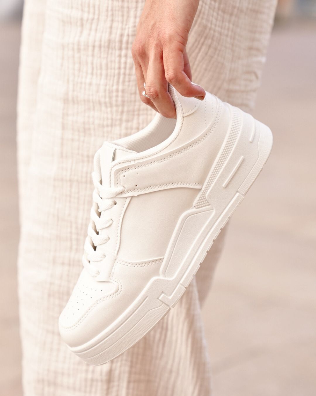 Zapatillas de mujer blancas con cordones - Tina - Casualmode.es