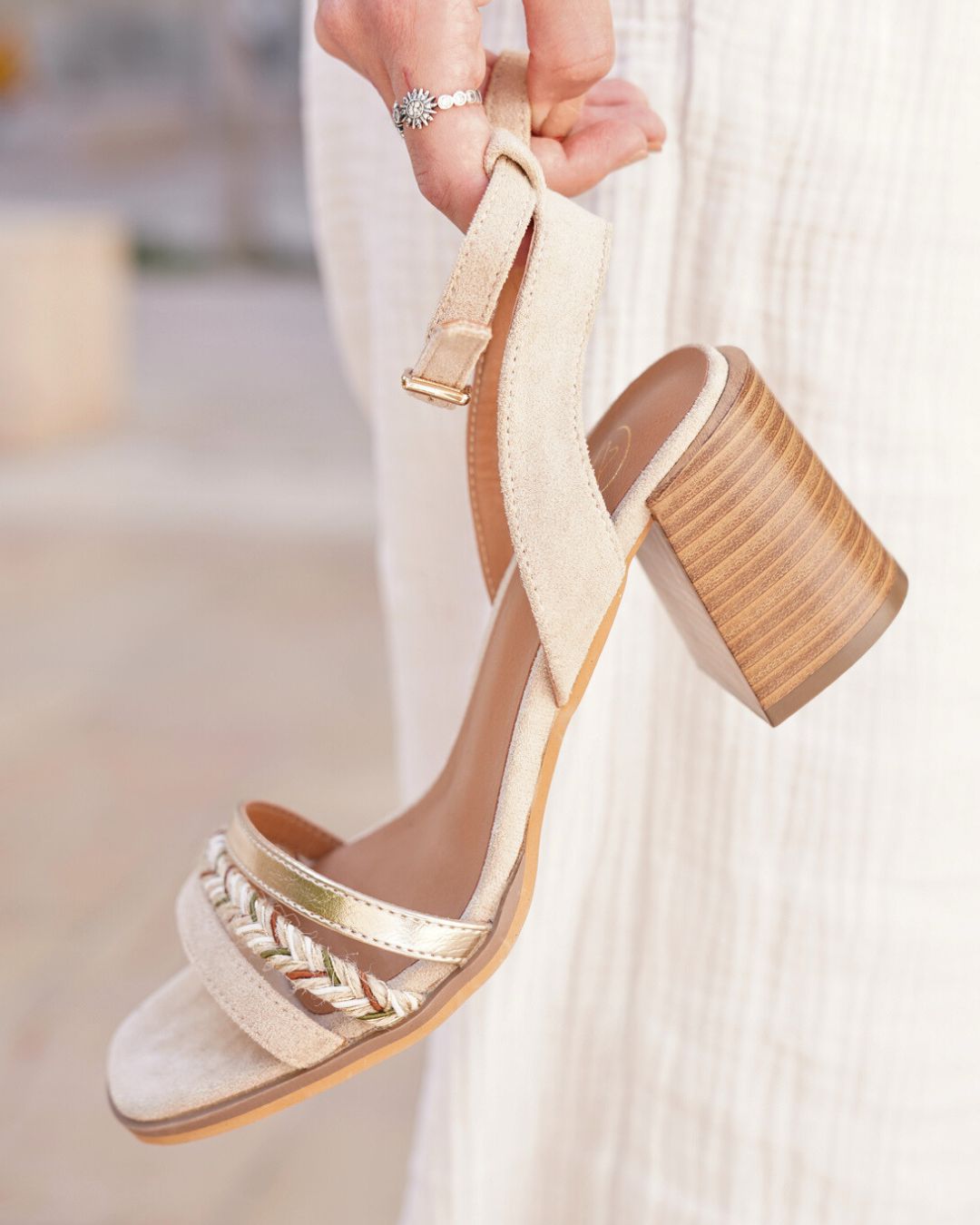Sandalia de mujer con tacón cuadrado en color beige - Lylou - Casualmode.es