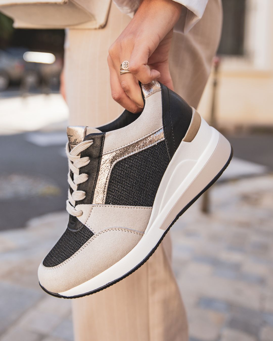 Zapatillas negras cuña mujer deals