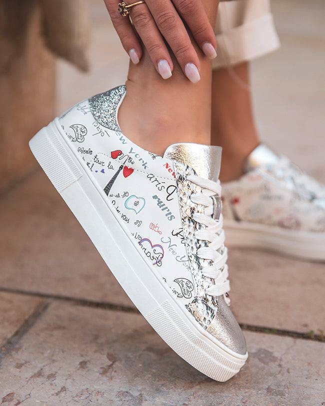 Zapatillas de mujer blancas con grafitis y cordones - Janelle - Casualmode.es