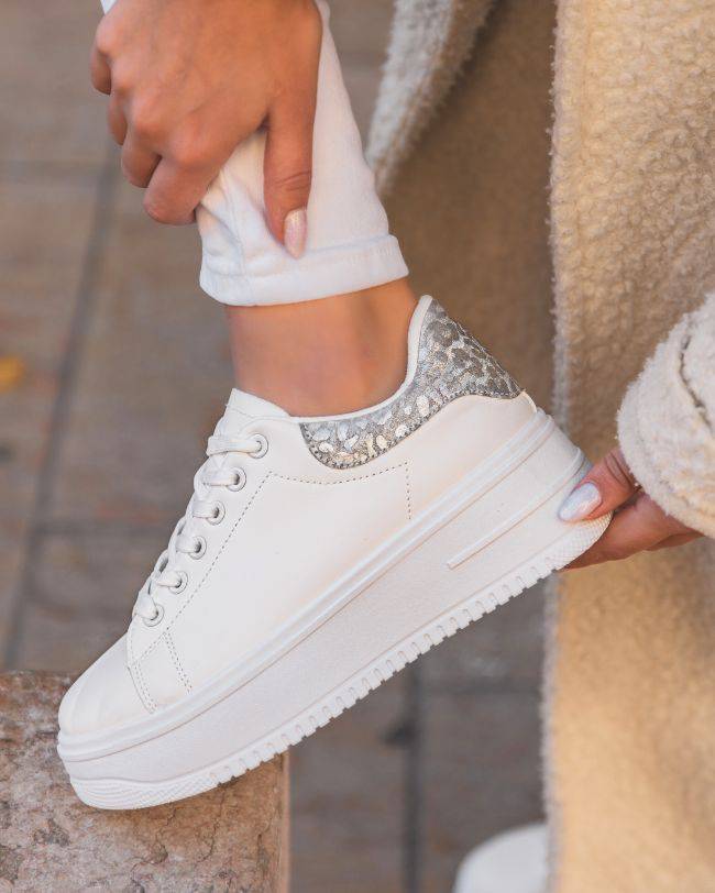 Zapatillas de mujer blancas con suela gruesa - Malia - Casualmode.es