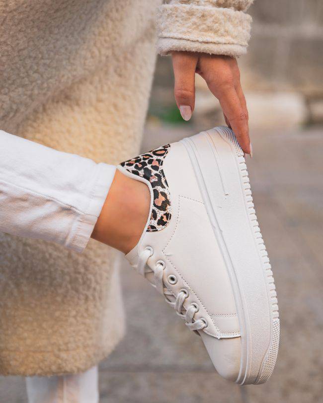 Zapatillas de mujer blancas con talón de leopardo - Malia - Casualmode.es