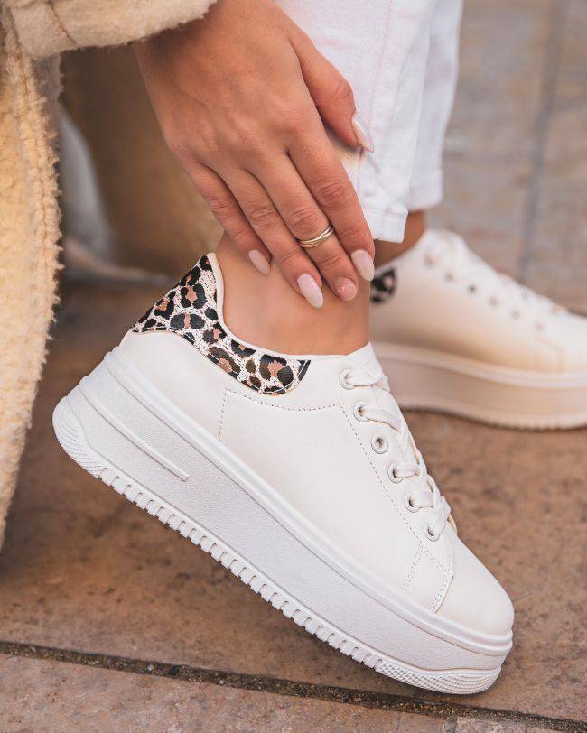 Zapatillas de mujer blancas con talón de leopardo - Malia - Casualmode.es