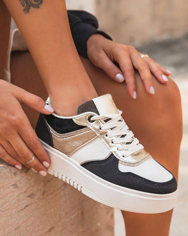 Zapatillas de mujer negras y doradas con cordones - Lina - Casualmode.es