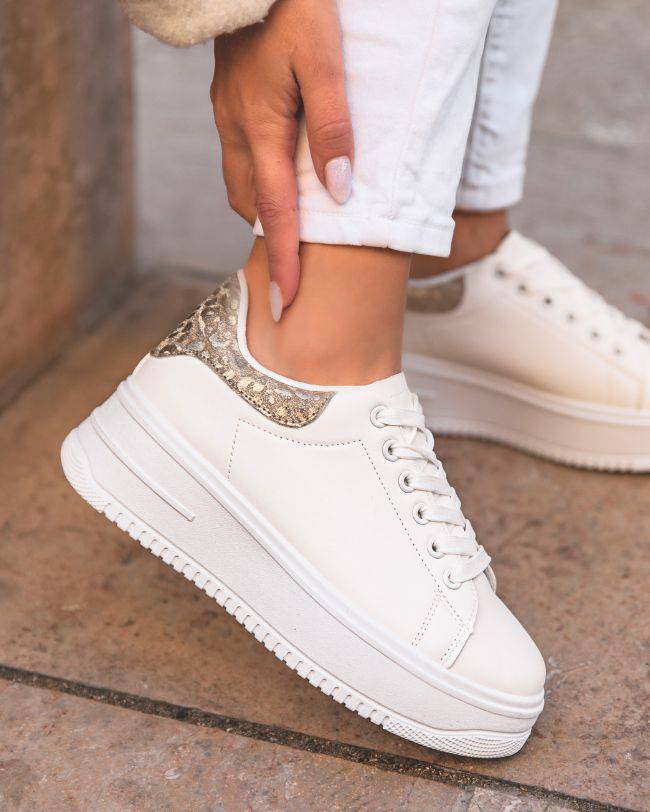 Zapatillas de mujer blancas con talón dorado - Malia - Casualmode.es