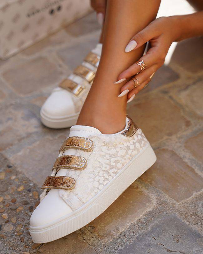 Zapatillas de mujer blancas y doradas con velcro - Elina - Casualmode.es