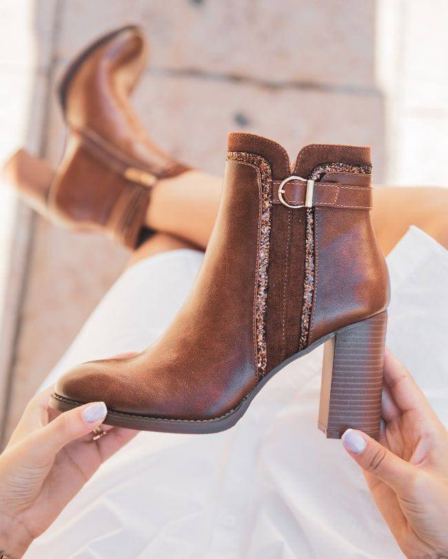 Botines de mujer en color camel con tacón - Lola - Casualmode.es