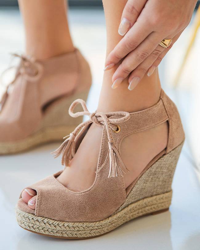 Sandalia de mujer con cuña de ante color taupe - Jade - Casualmode.es