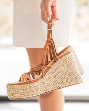 Sandalia de cuña de gamuza en color camel con cordones - Flavie - Casualmode.es