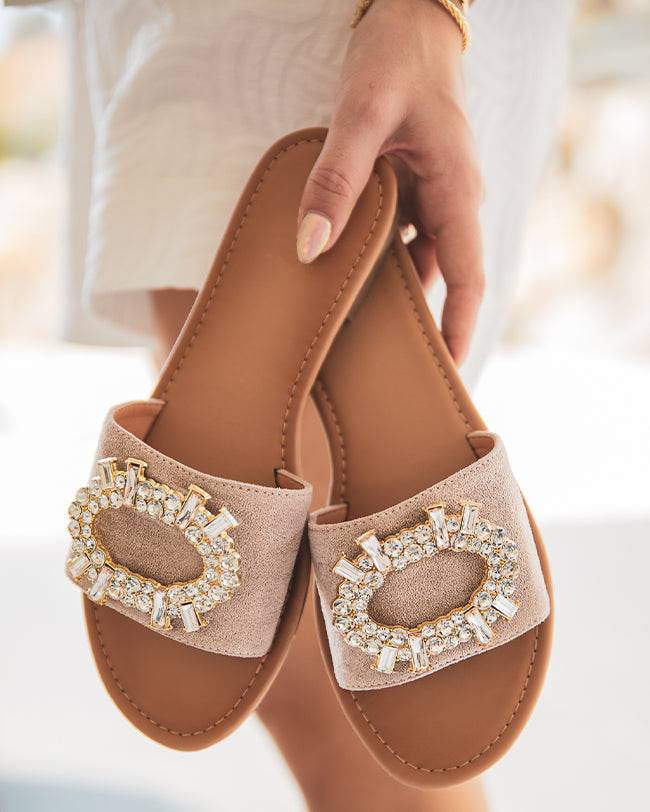 Sandalia plana de mujer de ante con detalles de diamantes en beige - Clara - Casualmode.es