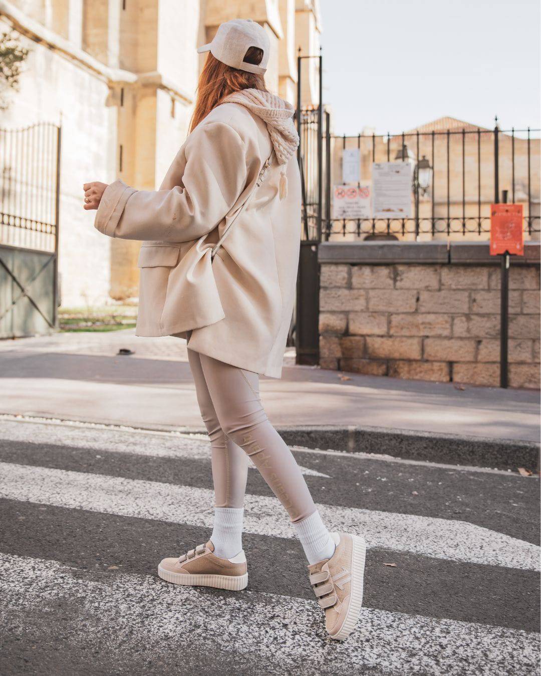 Zapatillas para mujer color beige con suela gruesa y cierre de velcro estilo creepers - CL73 SNAKE - Casualmode.es