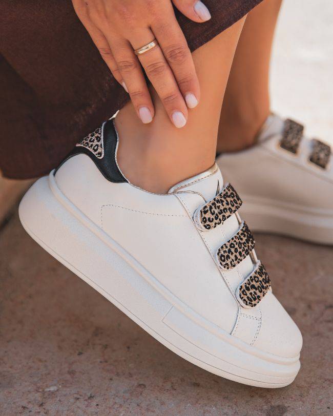 Zapatillas de mujer blancas con cierre de velcro - CL24 LEO