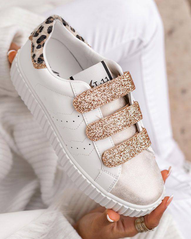 Zapatillas de mujer blancas con detalles de leopardo y cierre de velcro - CL42 LEO - Casualmode.es