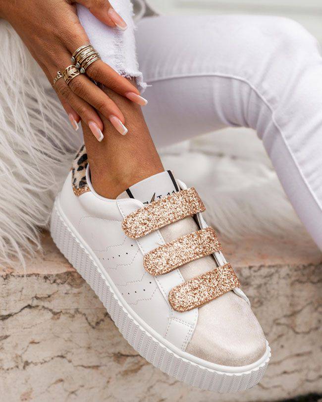 Zapatillas de mujer blancas con detalles de leopardo y cierre de velcro - CL42 LEO - Casualmode.es