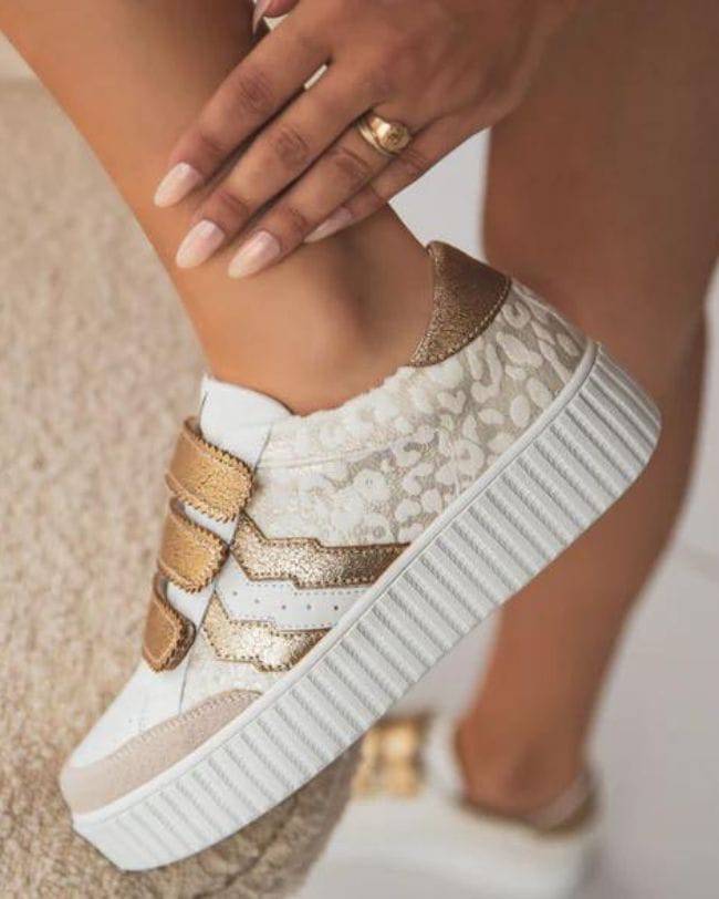 Zapatillas de mujer doradas y blancas con velcro - CL60 GOLD - Casualmode.es
