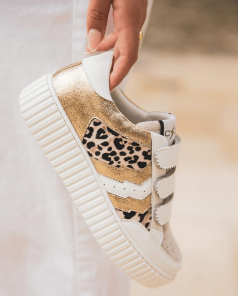 Zapatillas de mujer doradas y con estampado de leopardo con velcro - CL64 LEO - Casualmode.es