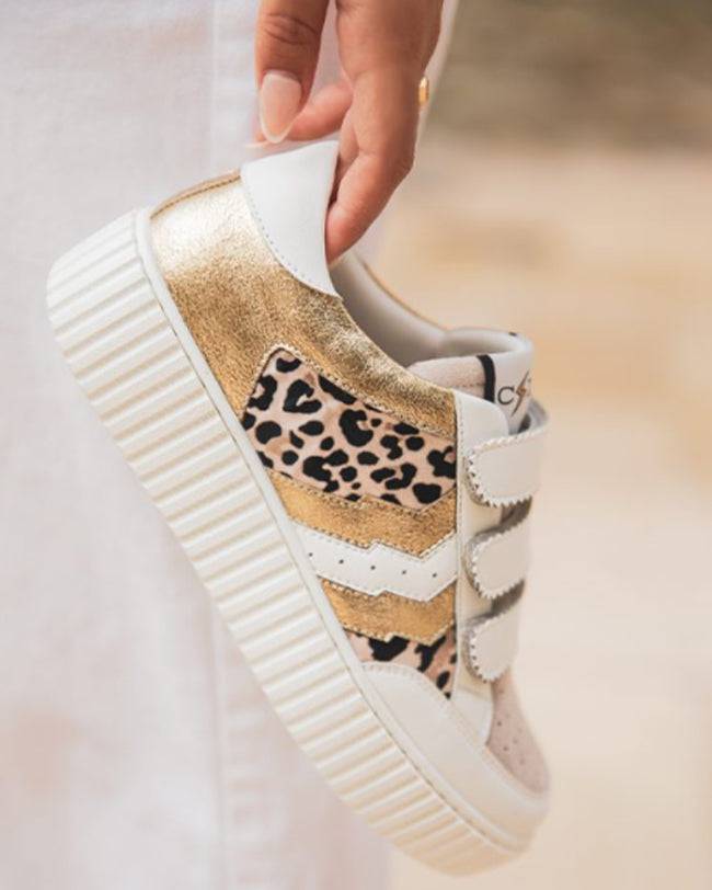 Zapatillas de mujer doradas y con estampado de leopardo con velcro - CL64 LEO - Casualmode.es