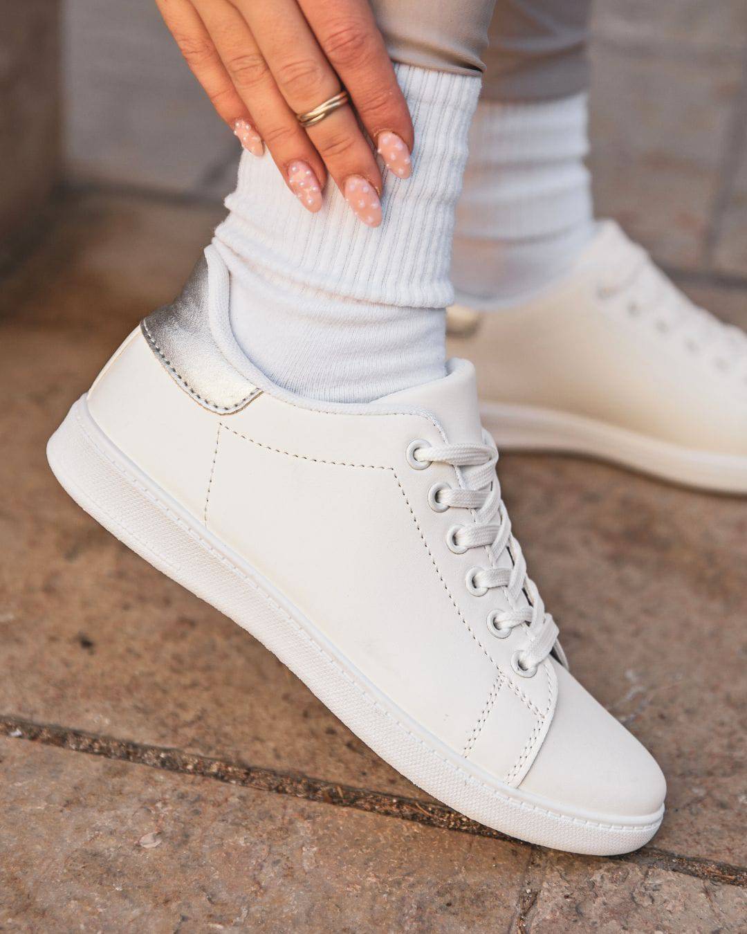 Zapatillas de mujer blancas y plateadas con cordones - Jamie - Casualmode.es