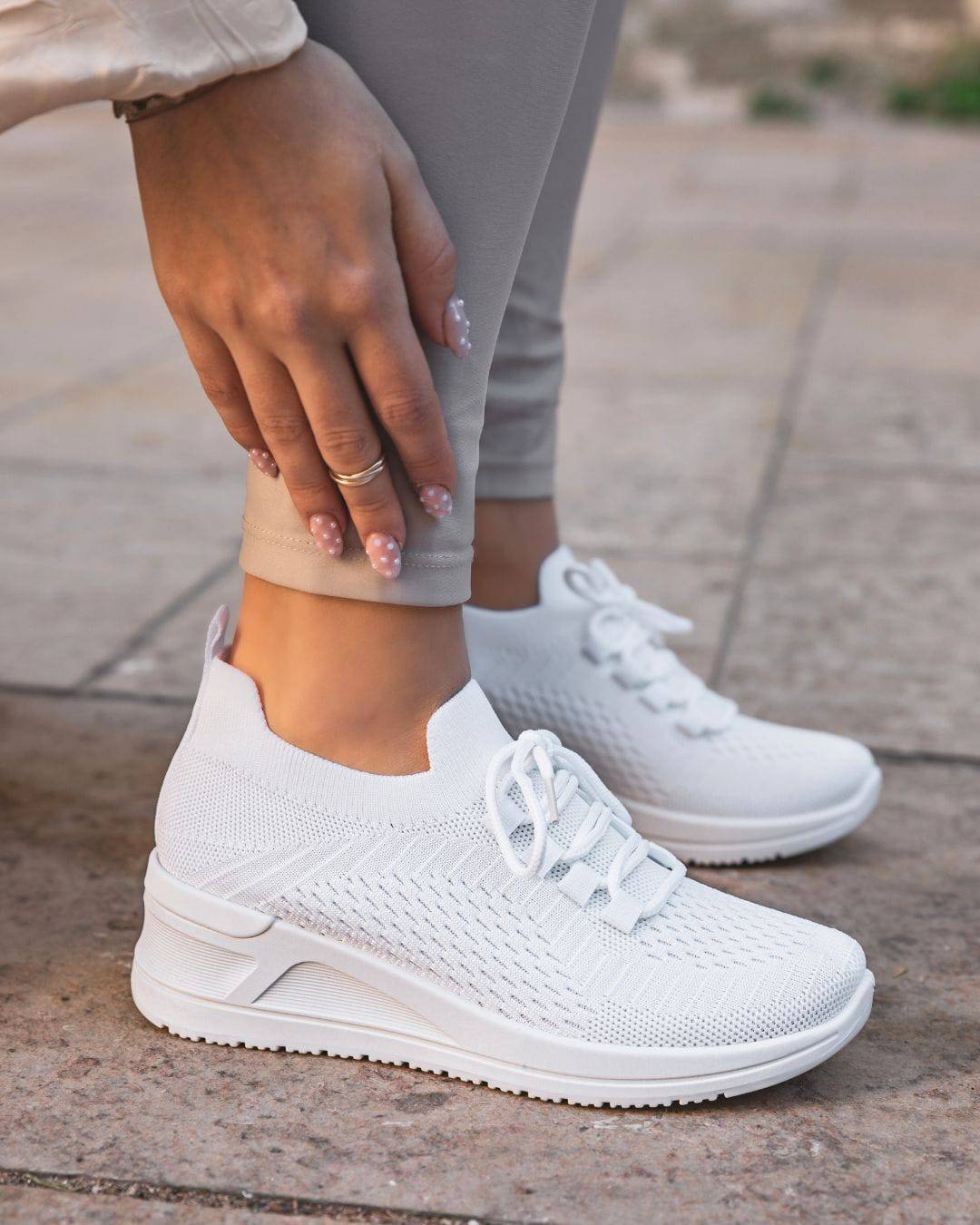 Zapatillas deportivas blancas de tela con cordones para mujer - Briana - Casualmode.es