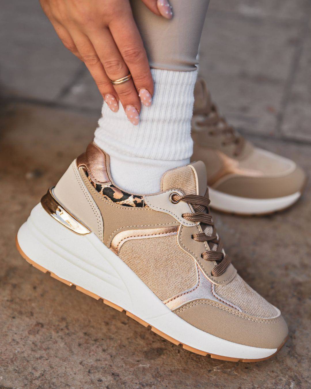 Zapatillas color camel mujer 2025