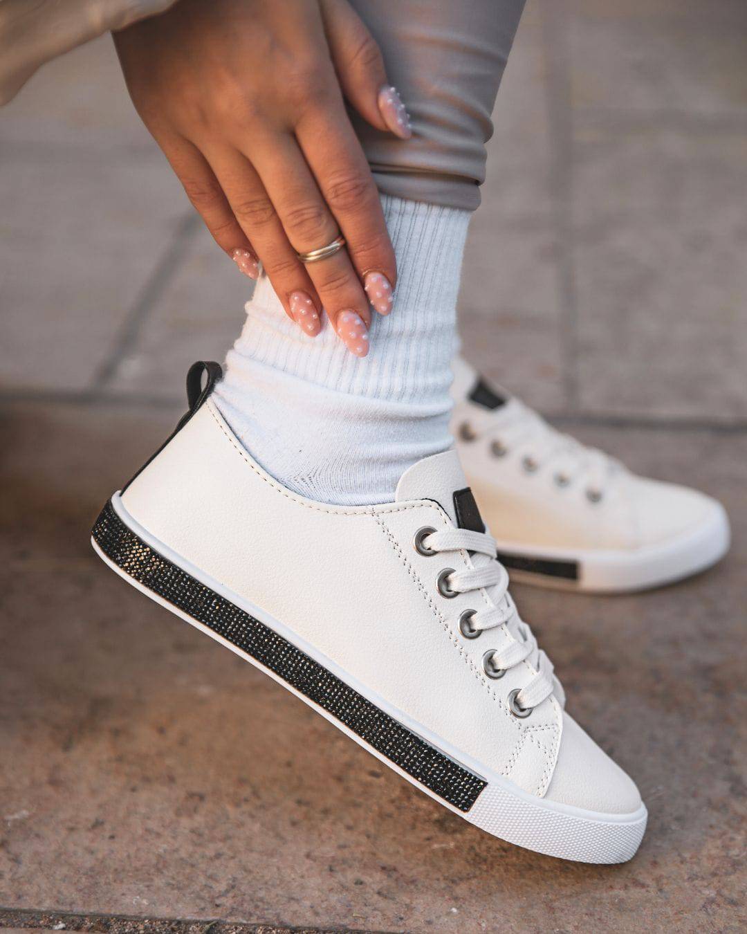 Zapatillas de mujer blancas de lona con cordones - Macy - Casualmode.es