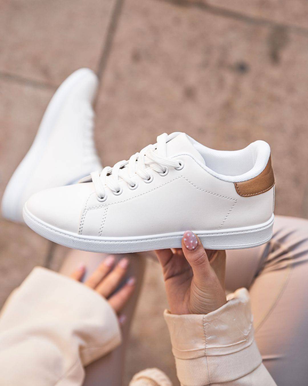 Zapatillas de mujer blancas con cordones en tono champagne - Jamie - Casualmode.es