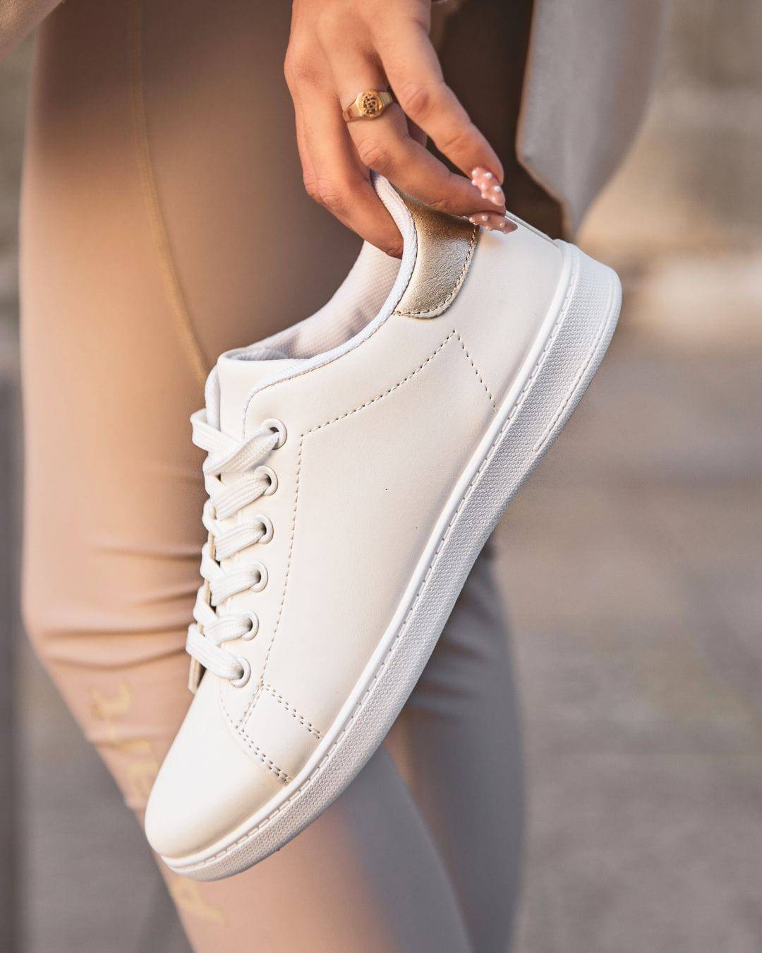 Zapatillas de mujer blancas y doradas con cordones - Jamie - Casualmode.es