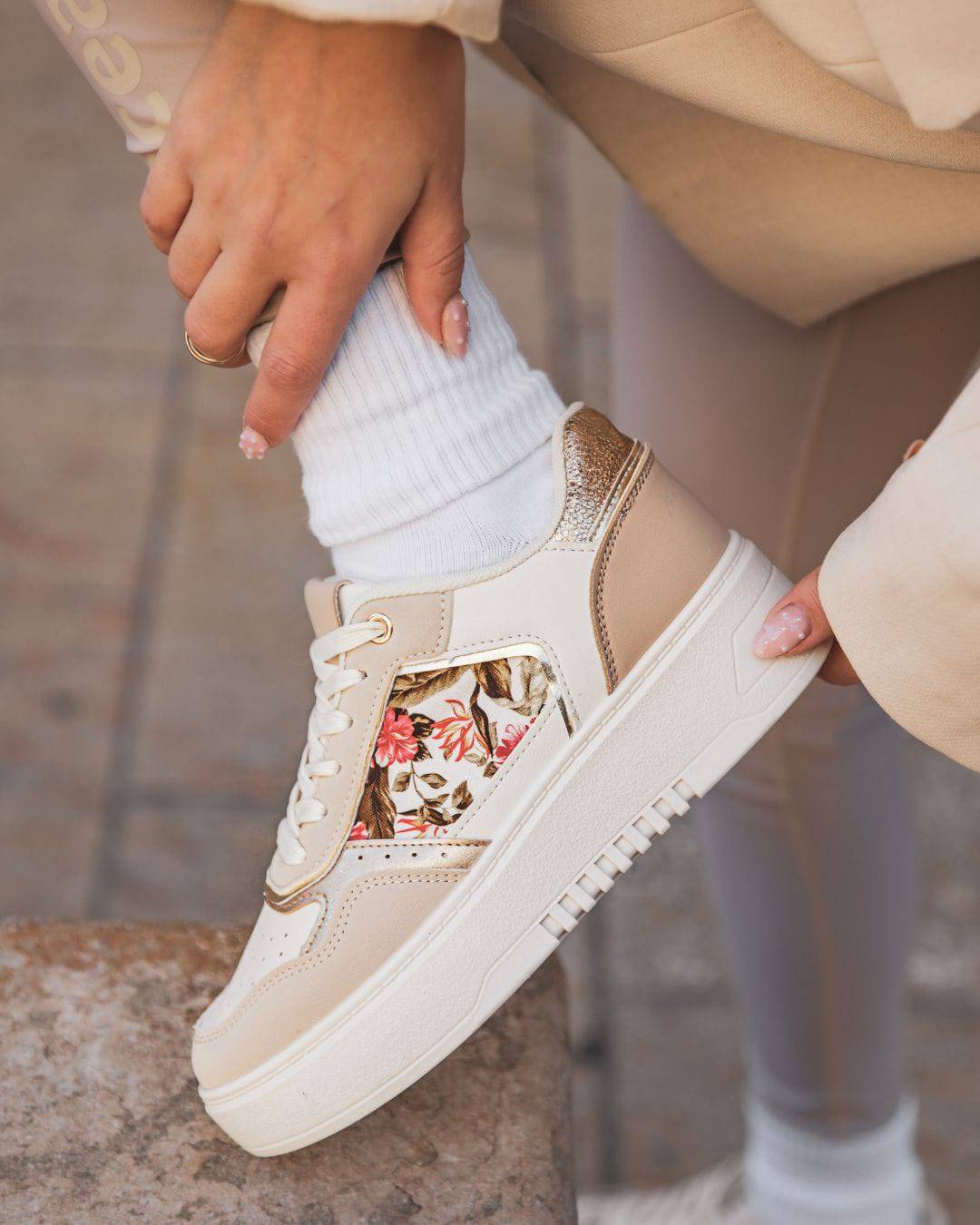 Zapatillas blancas y top doradas mujer