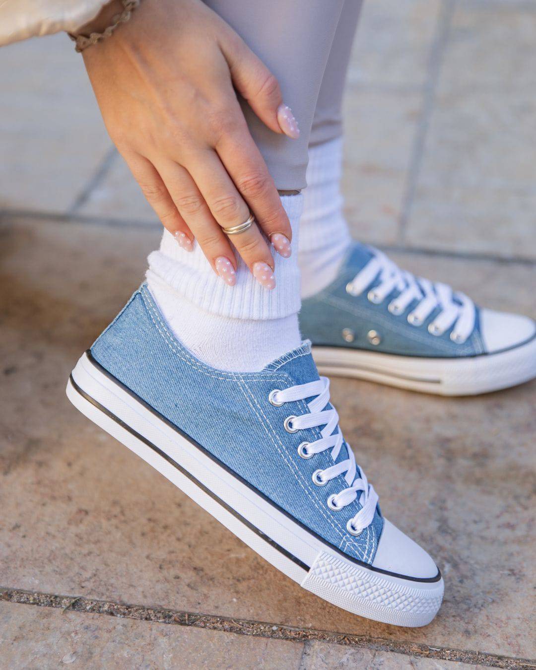 Zapatillas para mujer en lona azul jeans con cordones - Sandra - Casualmode.es