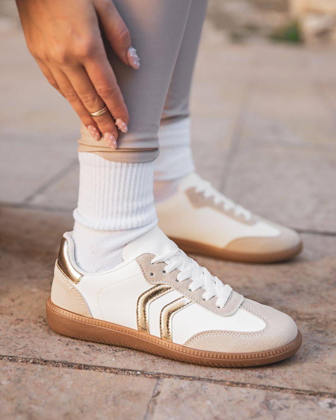 Zapatillas de mujer doradas y blancas con cordones - Soizic - Casualmode.es