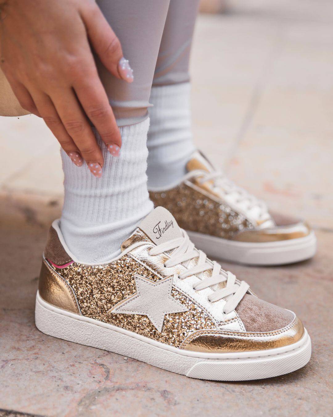 Zapatillas de mujer con estrella dorada y cordones Maya