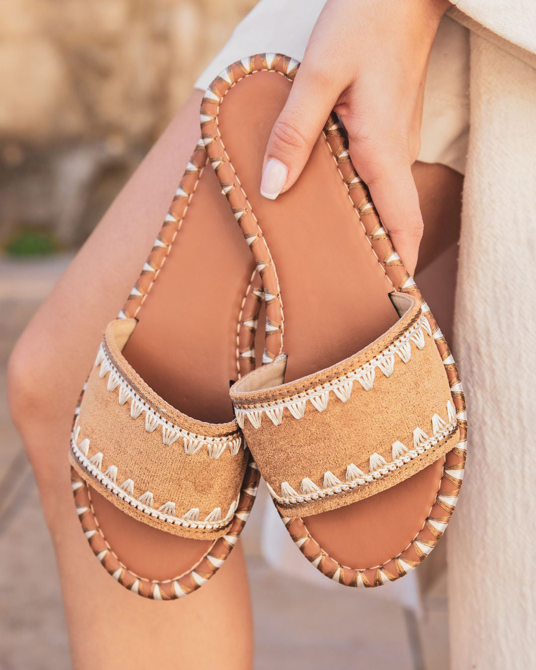 Sandalias de mujer cómodas y planas en color camel - Mara - Casualmode.es