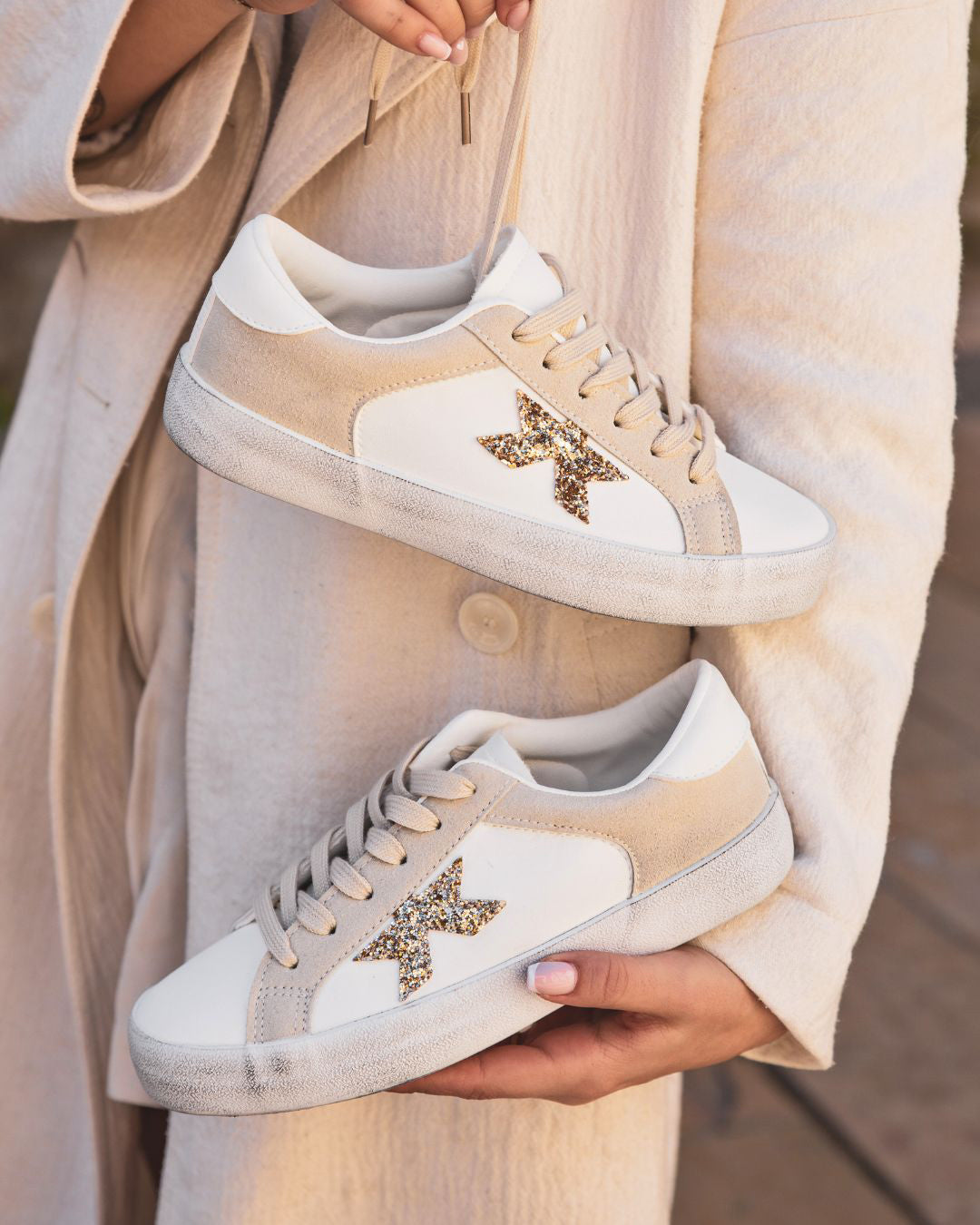 Zapatilla para mujer con cordones, estrella blanca y beige - Stella - Casualmode.es