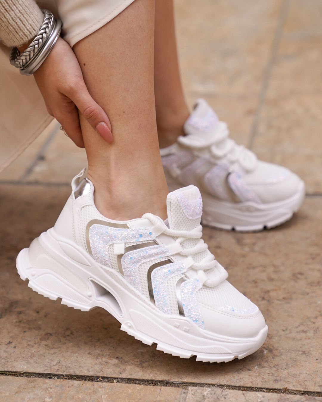 Zapatillas de mujer con suela gruesa y cordones blancos - Alisha - Casualmode.es