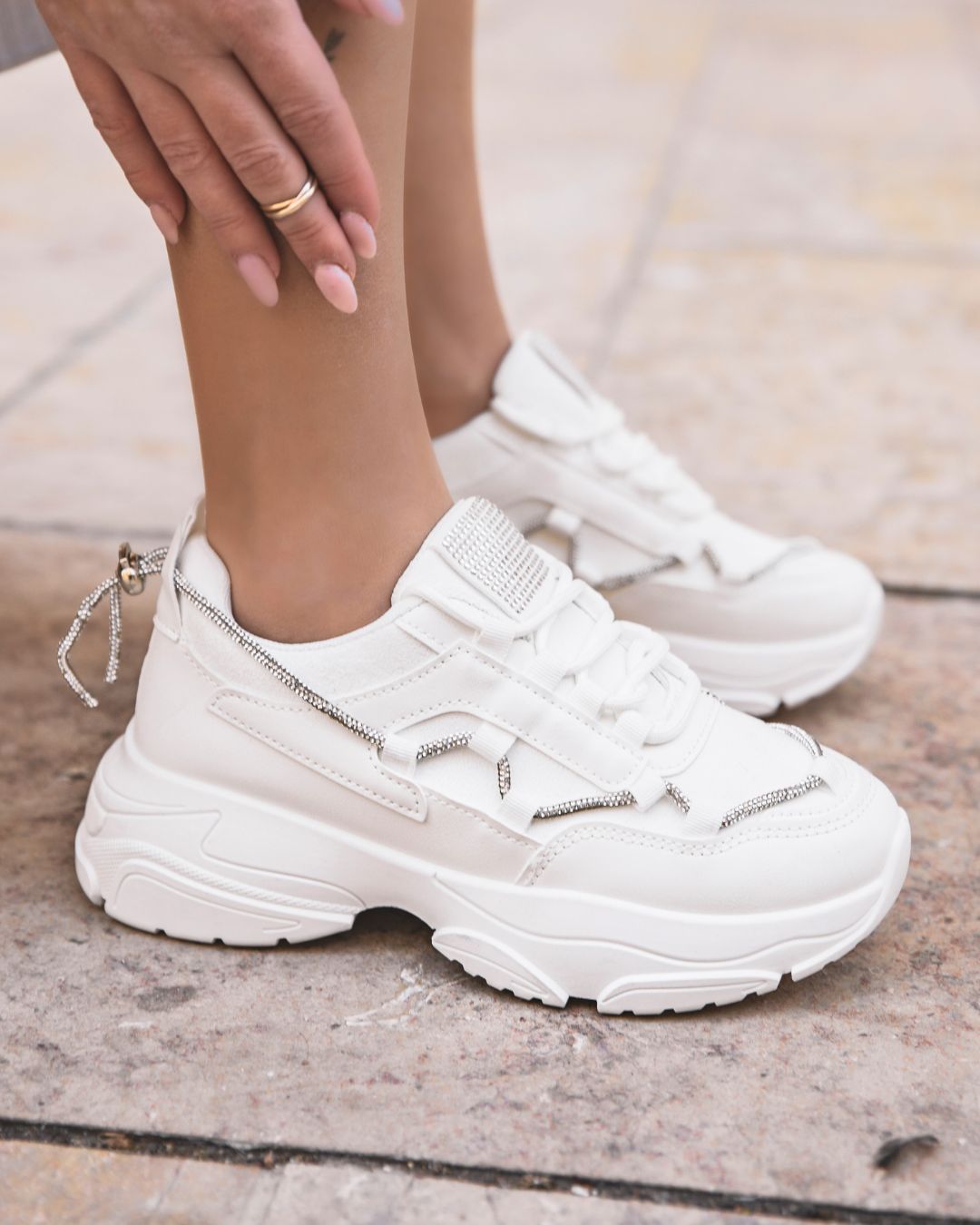 Zapatillas de mujer blancas con cordones estilo sneakers - Siena - Casualmode.es