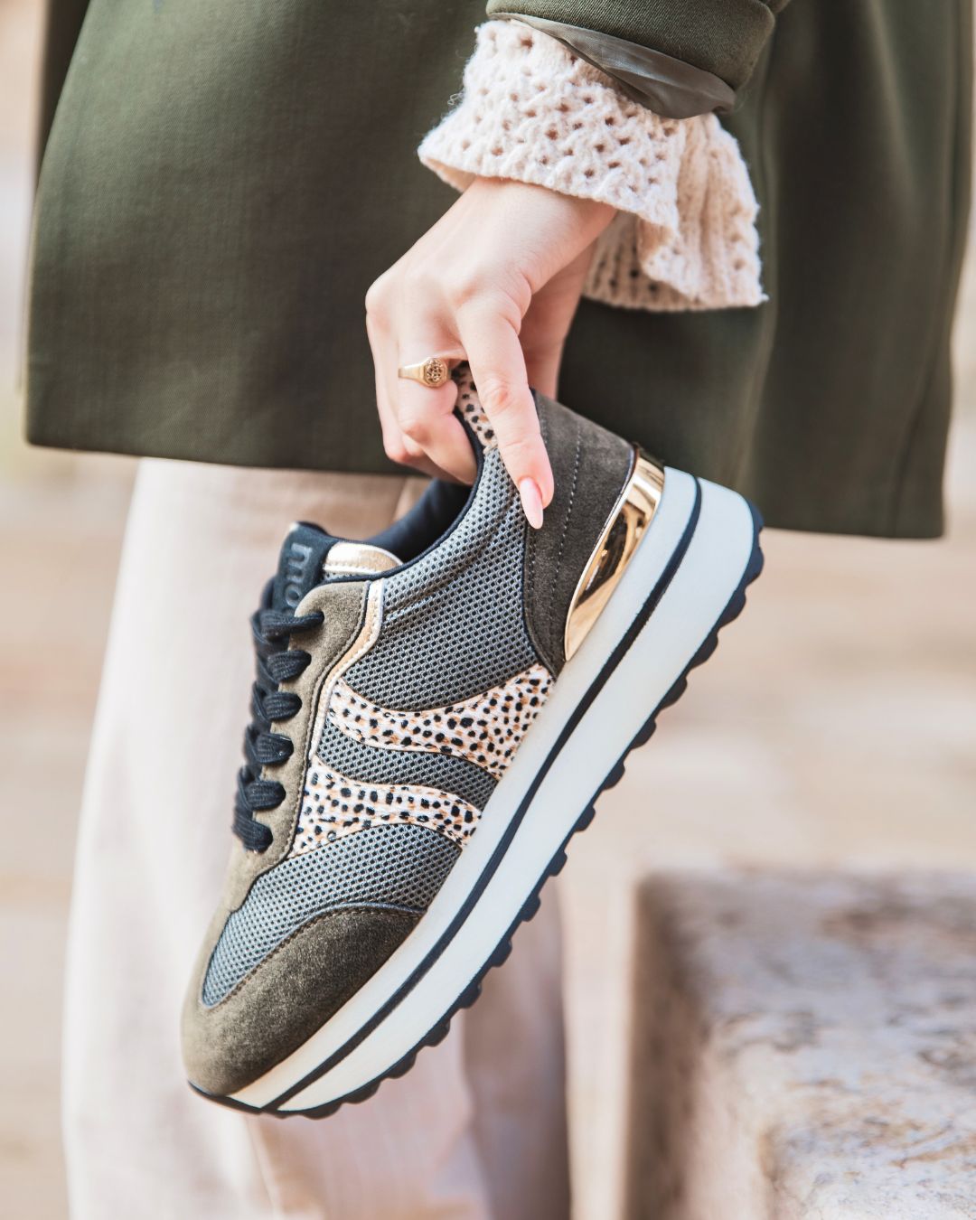 Zapatillas de mujer en verde caqui con cordones - Noémie - Casualmode.es