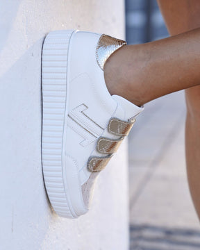 Zapatillas de mujer doradas y blancas con cierre de velcro - CL70 GOLD - Casualmode.es